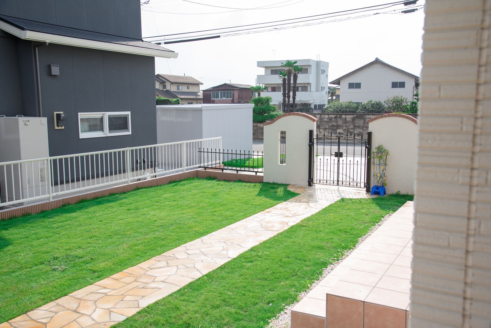 門から玄関までのアプローチ